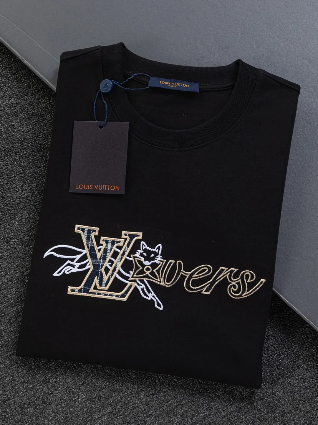 🅿️190 Louis Vuitton Louis Vuitton 1V LV LV slightly wide version S-XL LV 26ss new products are available at counters simultaneously. Multiple craftsmanship. Embroidery of civet 🦊 letters on the chest. Round neck short-sleeved T-shirt, same style for men and women! Consigned to one-to-one creation. Synchronized with the official website, pure cotton fabrics at the counter! It is close to the skin and comfortable, durable and easy to wear. It has a classic and simple logo design and meticulous original craftsmanship. Short-sleeves, a must-have item for men, do not appear to be the same for the general public, but must be unique and eye-catching. This LV short-sleeve is all about quality, comfort, the same shape and fashion as always, including fabrics and cutting techniques. All of them have been made with great effort! 320 grams of washed pure cotton fabric, pure cotton is breathable, very refreshing and comfortable for daily wear. The rib knitting on the neckline is smooth and tight, and the neckline will not be skewed if you toss it at will. The loose version, you will find that it looks really good on the upper body. The overall is minimalist and neat, super versatile for daily use! Pair it casually with a pair of pants for a youthful look. A T-shirt will make your outfit crazy. It is a fashionable item that can never go wrong! Color: Black White Size: S-XL Size chart: S: Shoulder width 50-Bust 56-Length 70 M: Shoulder width 52-Bust 57-Length 72 L: Shoulder width 54-Bust 59-Length 74 XL: Shoulder width 56-Bust 62-Length 76
